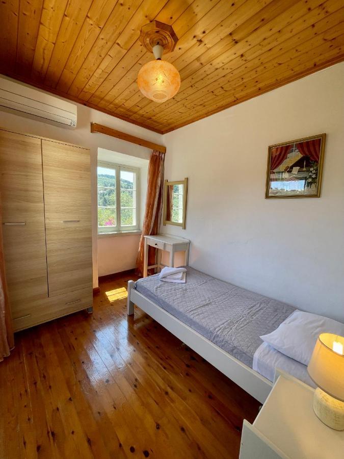 Christina * Lakka (Paxos)
